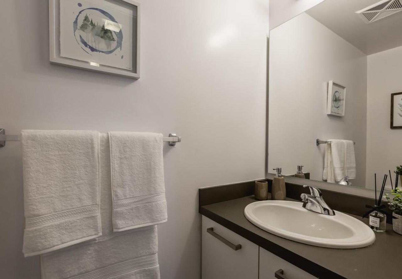 Condo Downtown, Cn Tower, Financial District Торонто Екстериор снимка