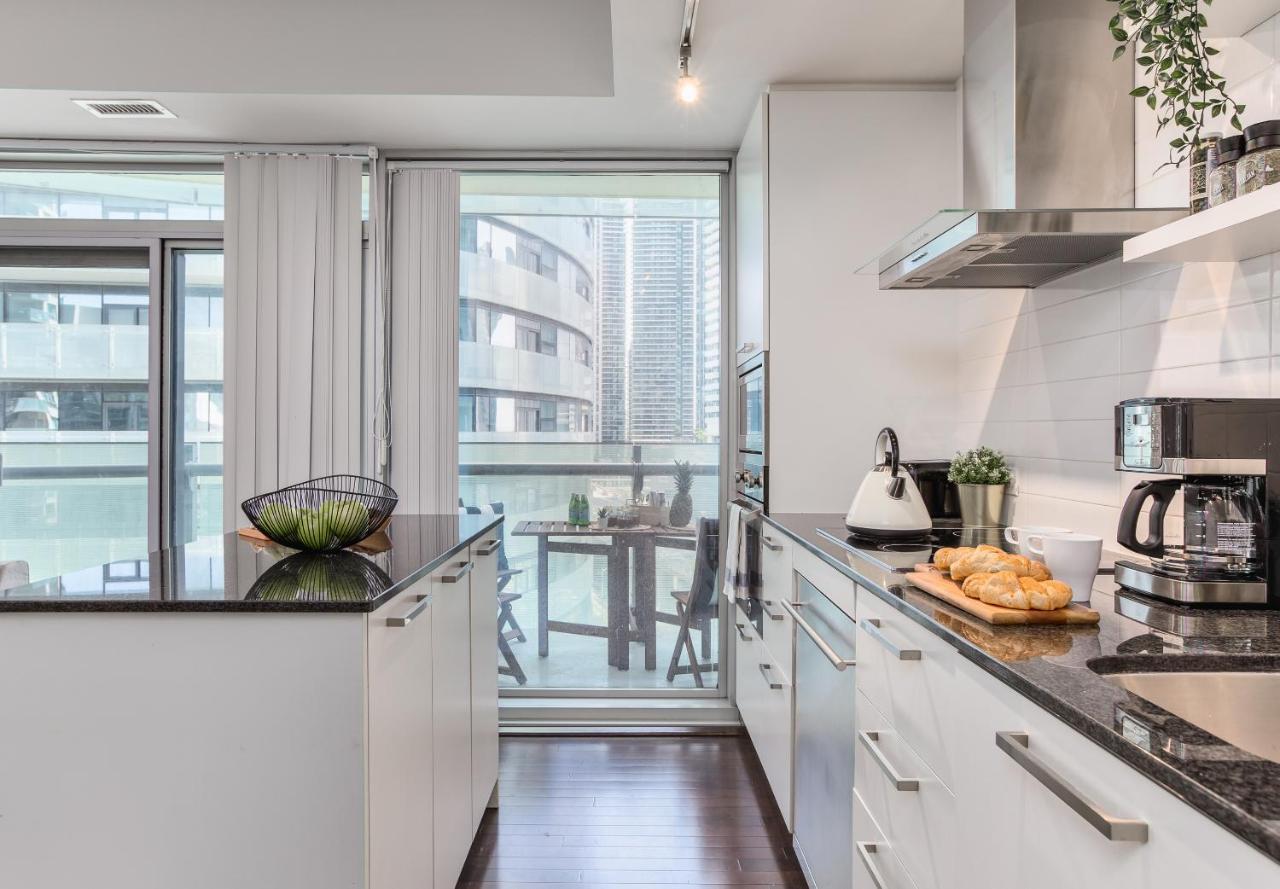 Condo Downtown, Cn Tower, Financial District Торонто Екстериор снимка