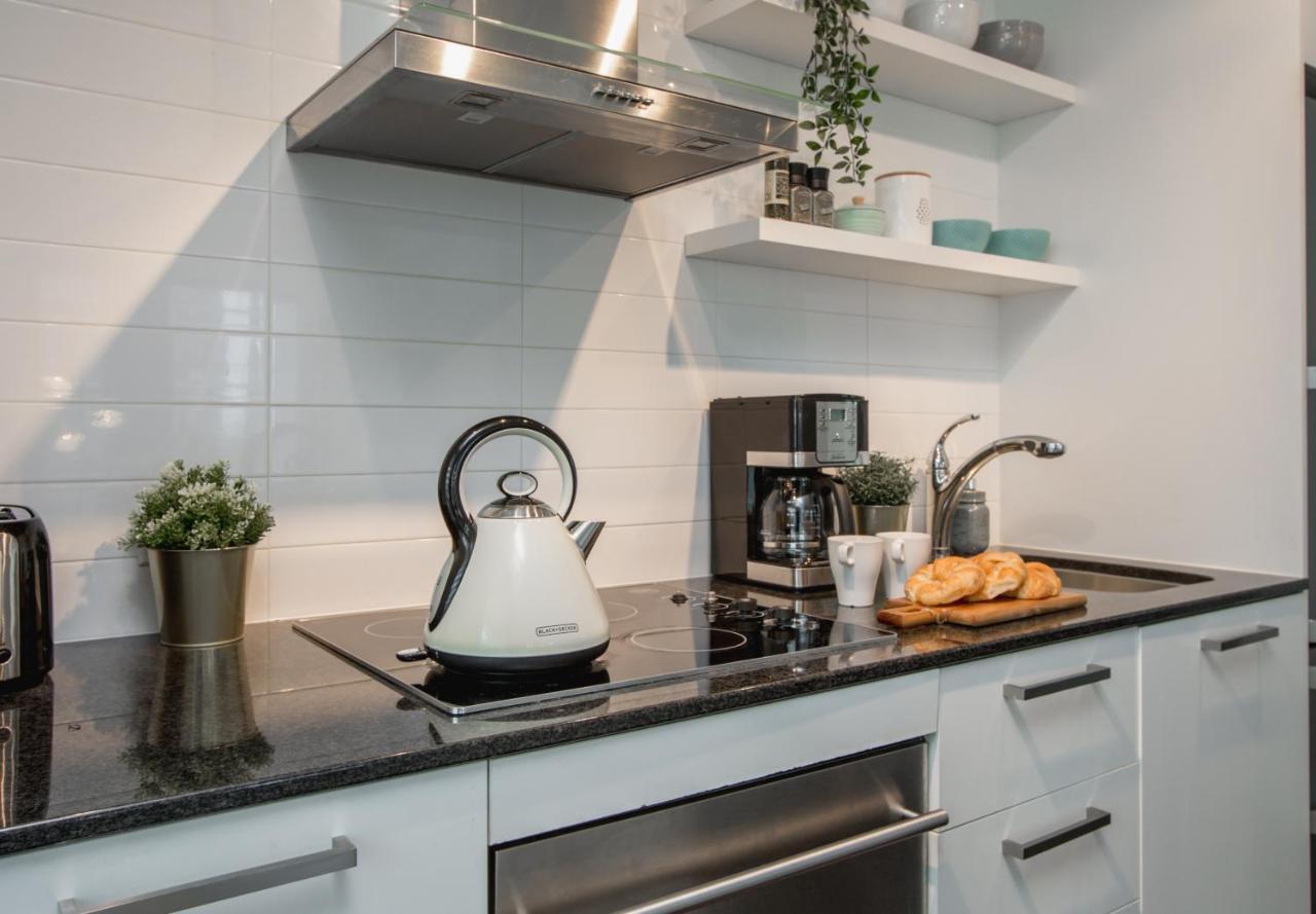 Condo Downtown, Cn Tower, Financial District Торонто Екстериор снимка